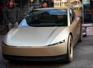 Tesla anuncia início de produção de táxi autônomo Cybercab - 24/04/2026 - Economia