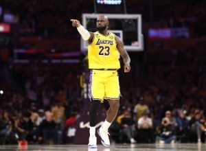 LeBron e Ayton se conectam no beco sem saída