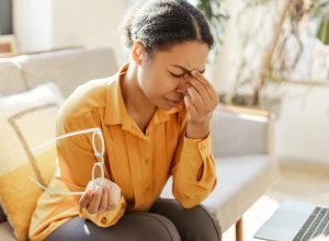 Alterações hormonais podem afetar a visão das mulheres ao longo da vida