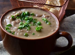 Esfriou aí? Veja 5 sabores de caldos para esquentar toda a família