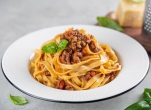 Macarrão cremoso de forno é conforto perfeito para dias gelados