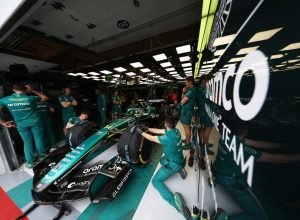 Mesmo com dificuldades, Aston se compromete com longo prazo