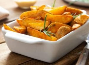 Como fazer a batata rústica crocante por fora e macia por dentro
