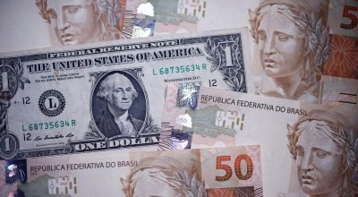 Dólar abre em queda de olho em emprego nos EUA e indicadores de serviços no Brasil