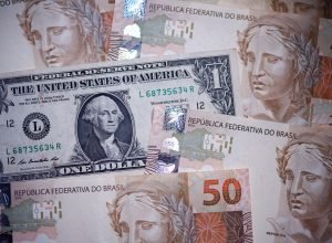 Dólar abre a R$ 4,96 com mercado atento à trégua entre EUA e Irã