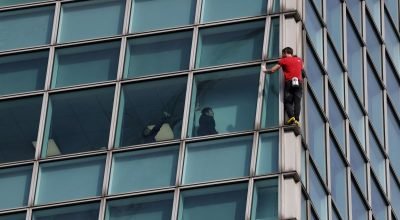 Atualizações ao vivo: Alex Honnold chega ao topo do arranha-céu Taipei 101 em escalada solo livre
