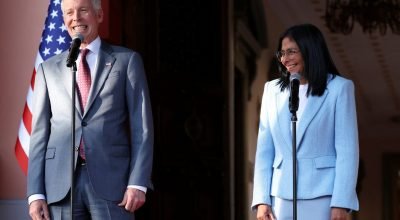 EUA vendem petróleo venezuelano e mandam dinheiro ao governo Rodríguez