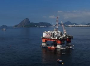 Petróleo dispara acima de US$ 100 após fracasso em negociações e falas de Trump sobre Ormuz