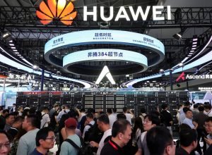 Huawei aumenta receita anual para US$ 127,5 bilhões, mas crescimento em 2025 foi mais lento