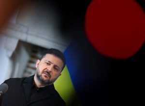 Alívio de sanções ao petróleo russo é 'dinheiro para a guerra', diz Zelensky