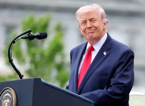 Após visita do rei Charles III, Trump diz que vai suspender tarifas sobre uísque entre Escócia e Kentucky