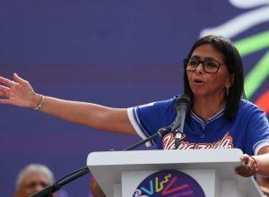 'Não dá para muita coisa': Venezuela aumenta salário para R$ 1.200 e divide opiniões