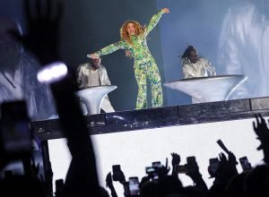 Show de Shakira atrai 2 milhões de fãs para a praia de Copacabana