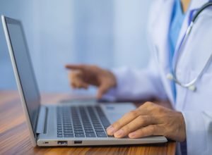 Uso de inteligência artificial no diagnóstico médico cresce e ganha regras no Brasil