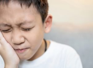 Dente de leite caiu após um tombo: o que fazer?
