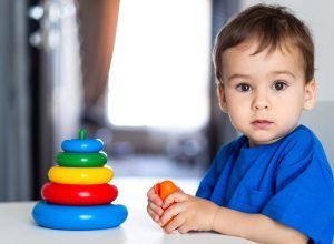 Quando investigar? Sinais de autismo podem aparecer antes dos 2 anos