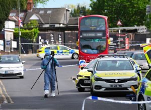 Reino Unido promete enfrentar 'emergência' anti-semitismo enquanto polícia investiga ataque de facada dupla