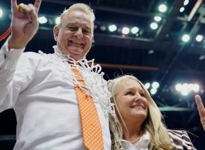 Quem é a esposa do técnico do Texas, Vic Schaefer, Holly?