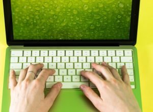 Você pode fazer um MacBook Neo multicolorido com peças de reposição da Apple