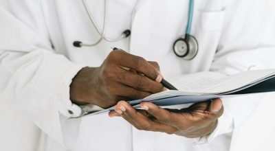 Cariacica reforça a rede de atenção especializada com a contratação de novos médicos, ampliando o atendimento à população.