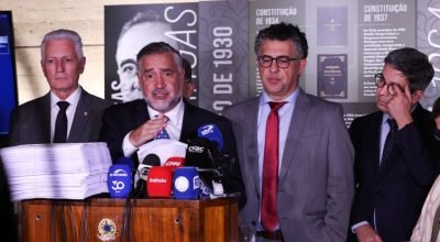 Base do governo pede indiciamento de Bolsonaro na CPMI do INSS