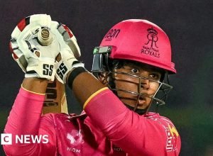 Vaibhav Suryavanshi: O indiano de 15 anos que o críquete não pode mais ignorar