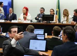 Câmara instala comissão para analisar PEC do fim da escala 6X1