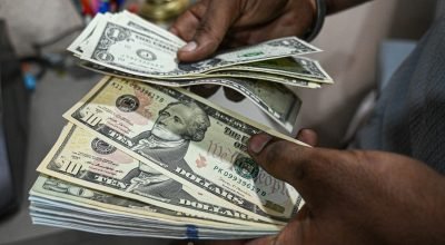 Dólar hoje tem leve queda a R$ 5,42, com “risco Flávio Bolsonaro” segurando ajustes