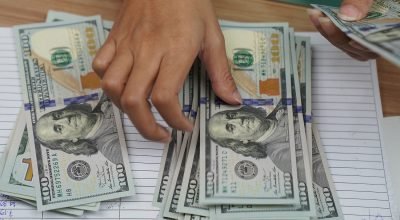 Dólar hoje avança em meio à queda das commodities no exterior