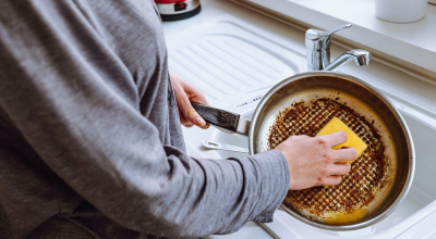 5 dicas para limpar a frigideira sem danificar e conservar por mais tempo