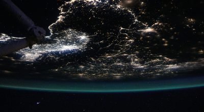 Luzes da cidade e brilho atmosférico