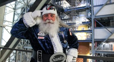 Papai Noel visita o foguete Artemis II