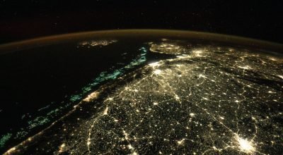 Barcos de pesca e luzes da cidade