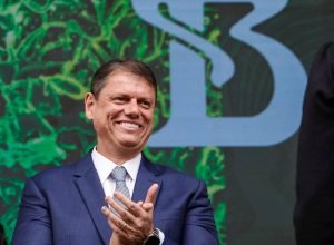 Tarcísio lidera a disputa por SP e vence todos os adversários testados