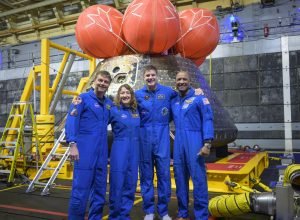 Astronautas Artemis II a bordo do USS John P. Murtha