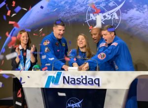 Tripulação do Artemis II da NASA toca sino de fechamento da Nasdaq