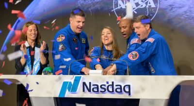 Tripulação do Artemis II da NASA toca sino de fechamento da Nasdaq