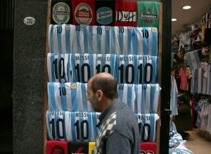Argentina tem roupa cara e governo incentiva compras no exterior