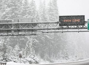 Previsão de 10-18 polegadas de neve para passagens da montanha Oregon Cascade