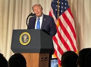 Trump defende legislação criptográfica em evento privado com o boxeador Mike Tyson, CEO da Tether