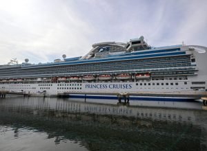 Navio de cruzeiro recupera 5 corpos após colete salva-vidas laranja ser avistado na água