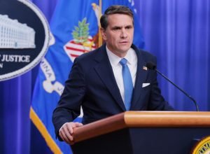 Todd Blanche, autor do memorando de aplicação de criptografia do DOJ, agora AG interino