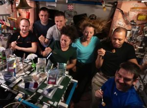 Jantar de sábado à noite a bordo da Estação Espacial Internacional