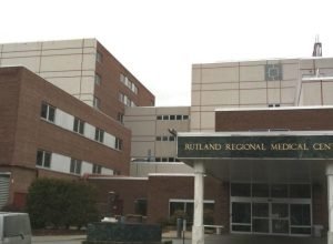 Hospital de Rutland homenageia médicos com arte estudantil