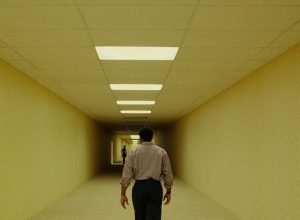 'Backrooms' leva você mais fundo no mito de terror mais estranho da Internet