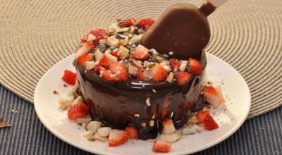 Bolo quente com sorvete e calda cremosa