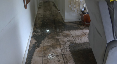 A casa de Kailua inunda e fica coberta de esgoto após a tempestade e o rompimento dos ralos, criando um processo de limpeza angustiante