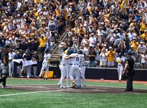 Impressão super forte: Mountaineers vencem por 12-2 contra Cal Poly na abertura da série