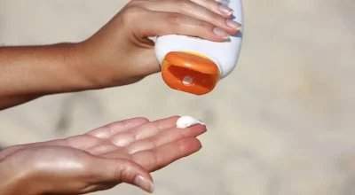 Por que as pessoas estão parando de usar protetor solar?