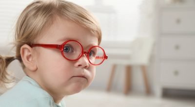Como identificar se o bebê precisa de óculos?